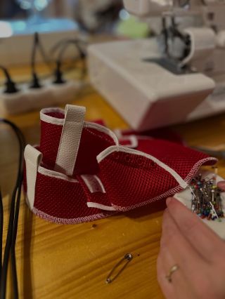 Eva tvoří šněrovací boty z 3D síťoviny. #sijemeustepana #sijemehrave