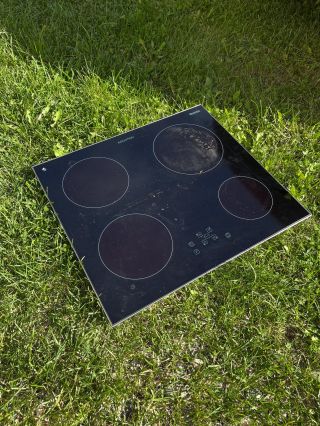 Takhle dobře se máme u Štěpána!! Dosloužila varná deska a cca do hodiny už máme namontovánu novou. Sobota nesobota,...