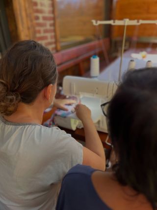 Eva si zkouší poprvé coverlock! #sijemeustepana #sijemehrave