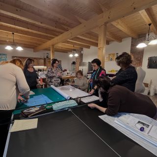 Rozjíždí se nám další šicí víkend u Štěpána. Tématem je tentokrát opět Chytré pravítko a modelace ze základních střihů....