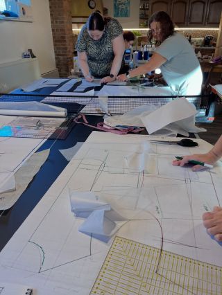 A holky pokračují v práci. Teď se vrhneme na rukáv. 😊 #sijemeustepana #sijemehrave #chytrepravitko