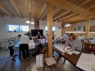 Ráno nakonec pokračujeme hromadným rýsováním střihu na halenku na míru každé z účastnic. A to bez počítání za pomoci...