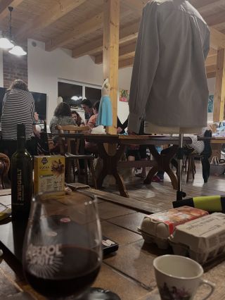 Lenka ještě vysvětluje modelace na rukávu trička, jehož střih si holky dnes tvořily. Ty pilnější se ještě večer vrhnou na...